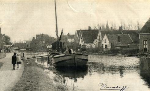 350306 Gezicht op het Zand- en jaagpad en de Angstel met een vrachtschip te Baambrugge (gemeente Abcoude), uit het ...